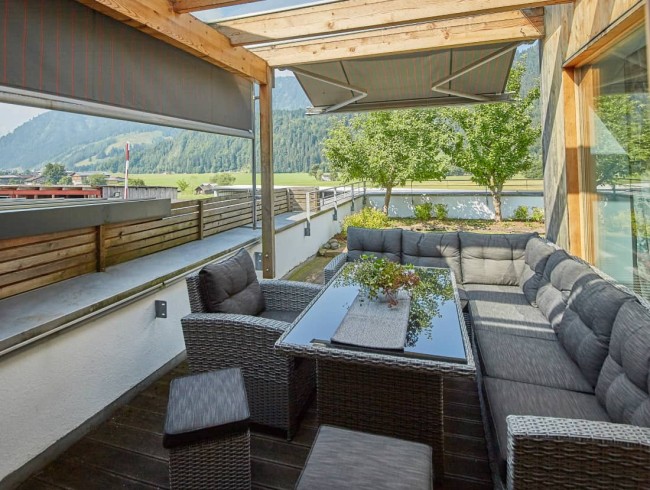 Gemütliche Sitzgelegenheit auf der sommerlichen Terrasse