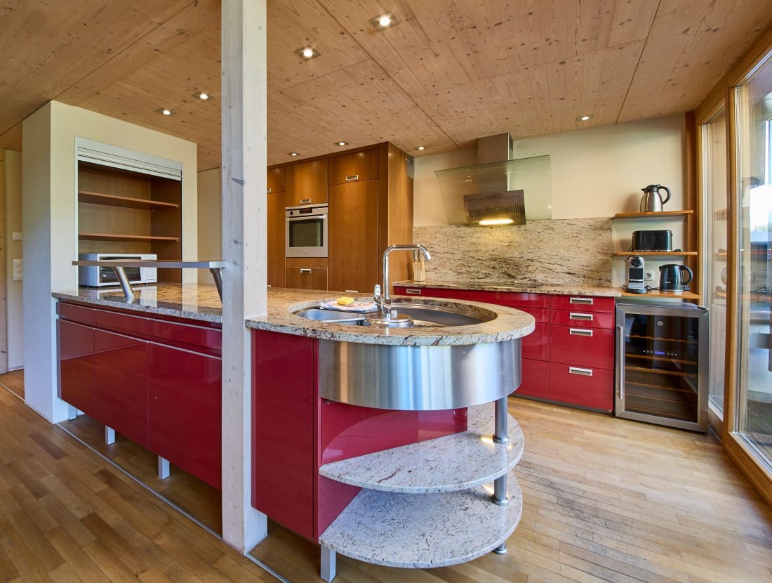 Moderne Küche mit Kühlschränken, Geräten und Weinkühlschrank