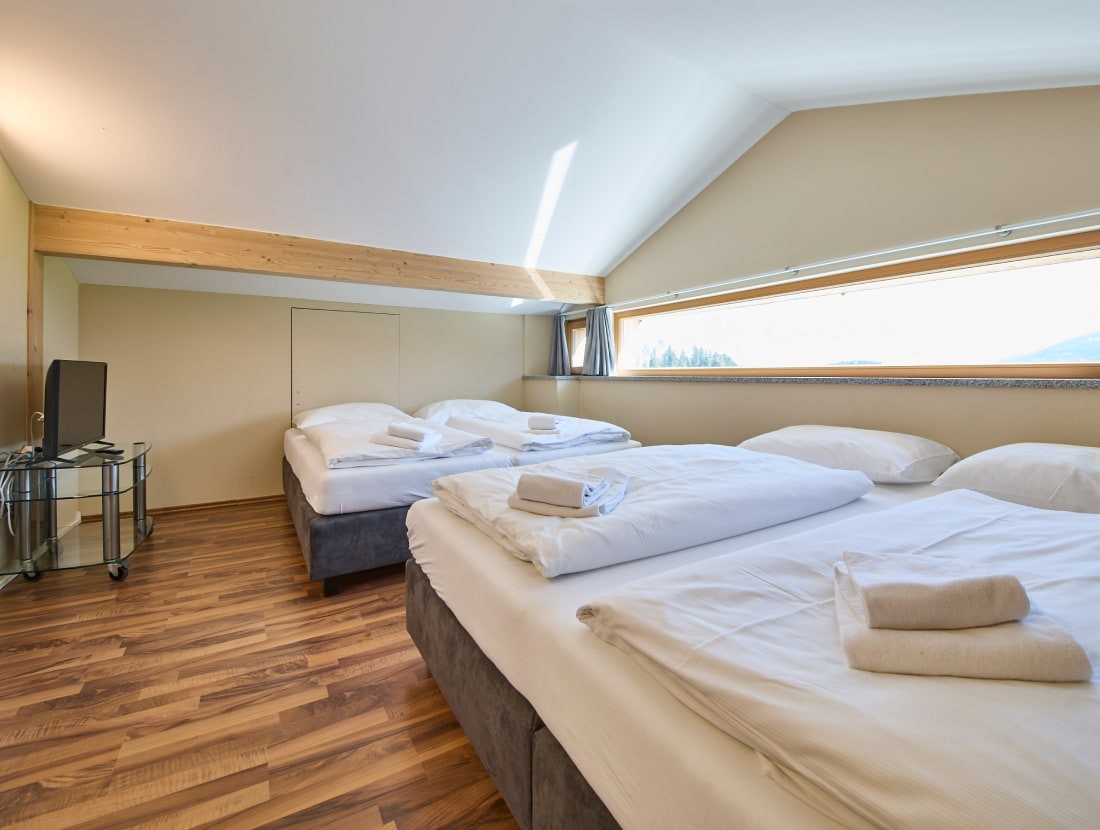 Helles und geräumiges Vier-Bett-Schlafzimmer